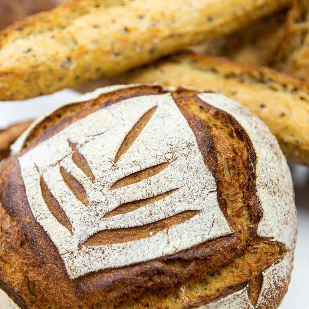 Boulangerie Avec Pains Et Pâtisseries Fraîchement Sortis Du Four